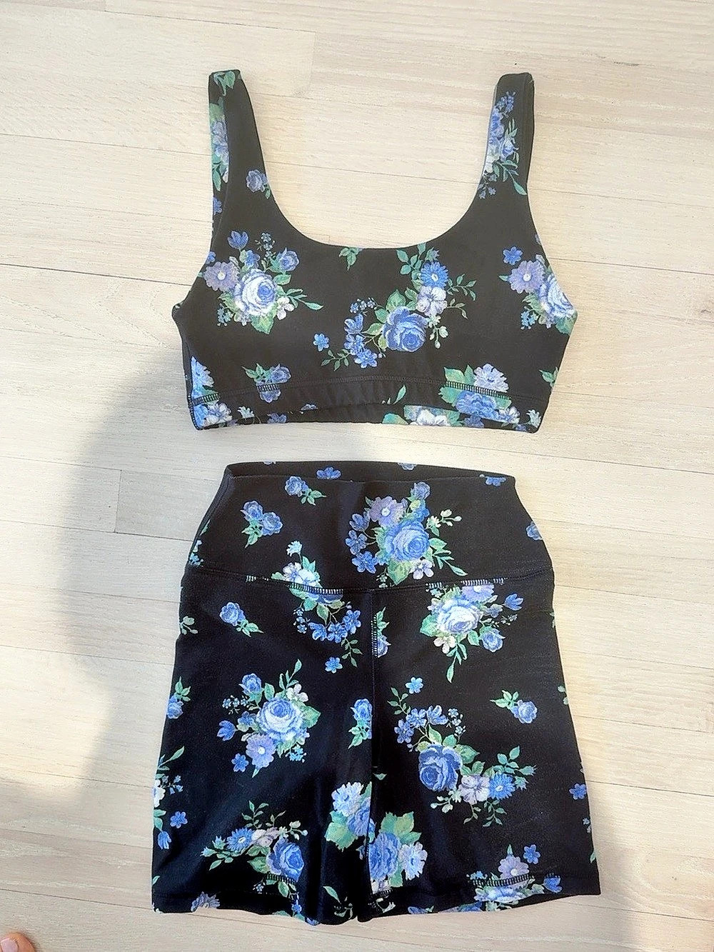 WEWOREWHAT Floral Two-Piece Set in Black & Blue Size Small Like New